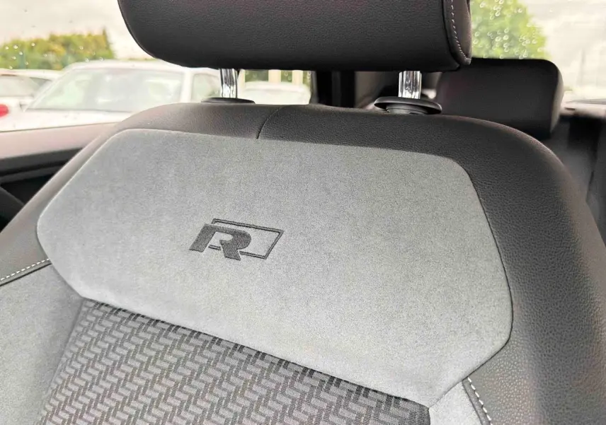 Détail du siège avant gris avec logo R brodé, intérieur d’un Volkswagen T-Roc 2020 visible de profil arrière.