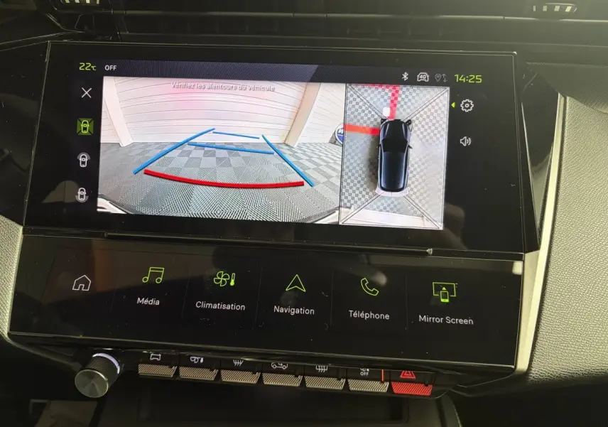 Écran tactile central de la Peugeot 308 bleu 2025 montrant la caméra de recul et la vue 360° intérieure.
