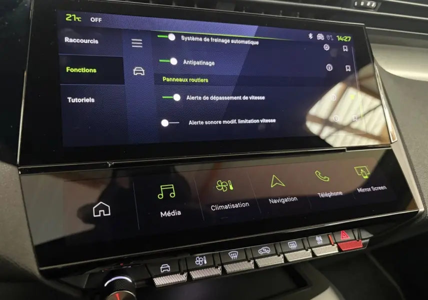 Écran tactile central intérieur de la Peugeot 308 GT 1.2 Hybrid 2025 affichant les options d’aide à la conduite.