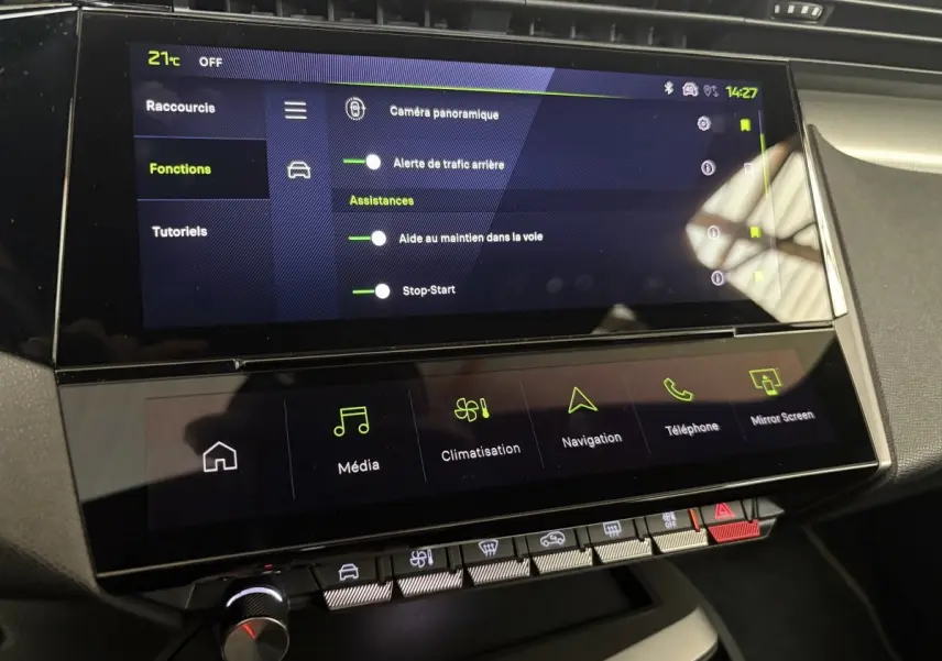 Écran tactile central du tableau de bord du Peugeot 308 Hybrid 2025 affichant les options d'assistance et de navigation.