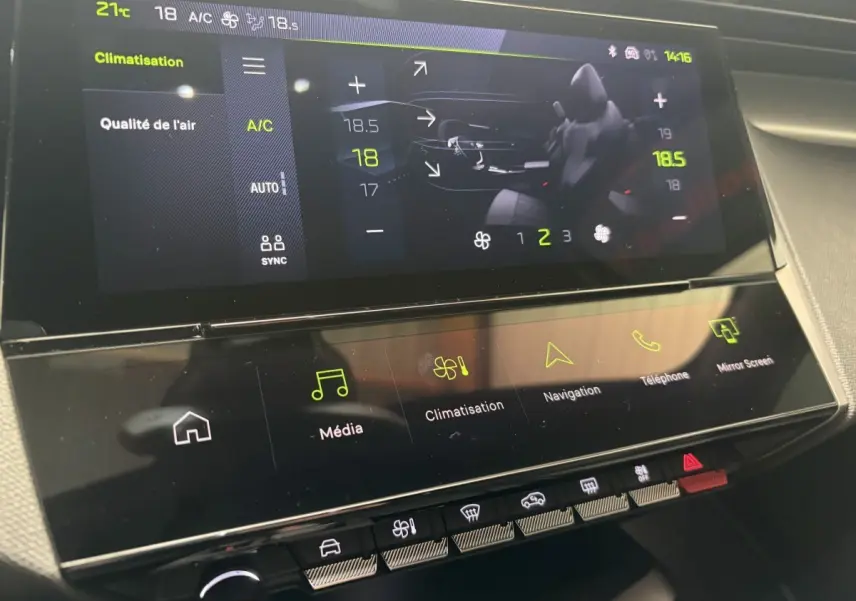 Écran tactile central de la Peugeot 308 1.2 Hybrid 145 GT affichant les réglages de climatisation et multimédia.