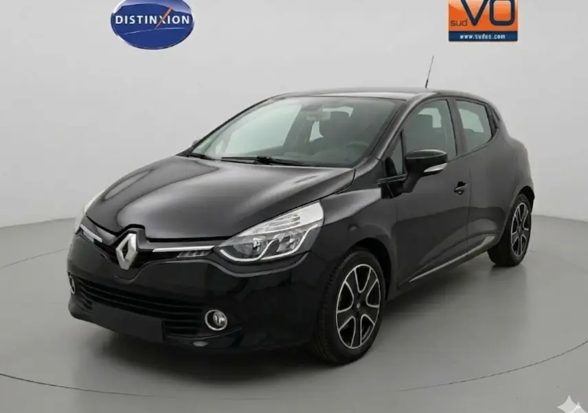 Renault Clio IV dCi 90 noir vue 3/4 avant, jantes alliage 16 pouces et phares antibrouillard visibles.