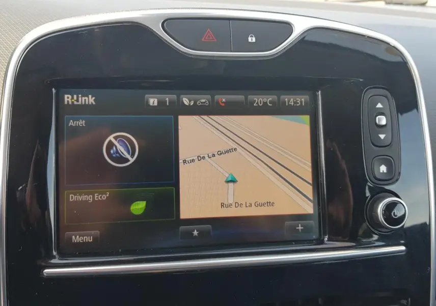Écran tactile central R-Link de Renault Clio IV dCi 90 eco2 Intens affichant la navigation et options eco conduite.
