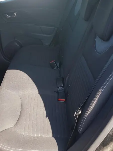 Vue intérieure côté droit des sièges arrière noirs de la Renault Clio IV dCi 90 eco2 Intens de 2015.