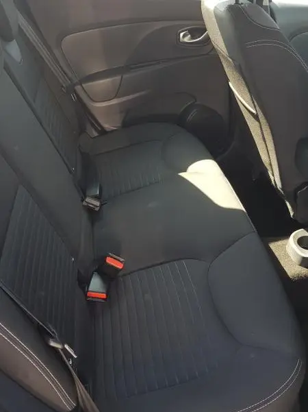 Vue intérieure de la banquette arrière noire de la Renault Clio IV dCi 90 eco2 Intens, avec ceinture et appuis-tête visibles.