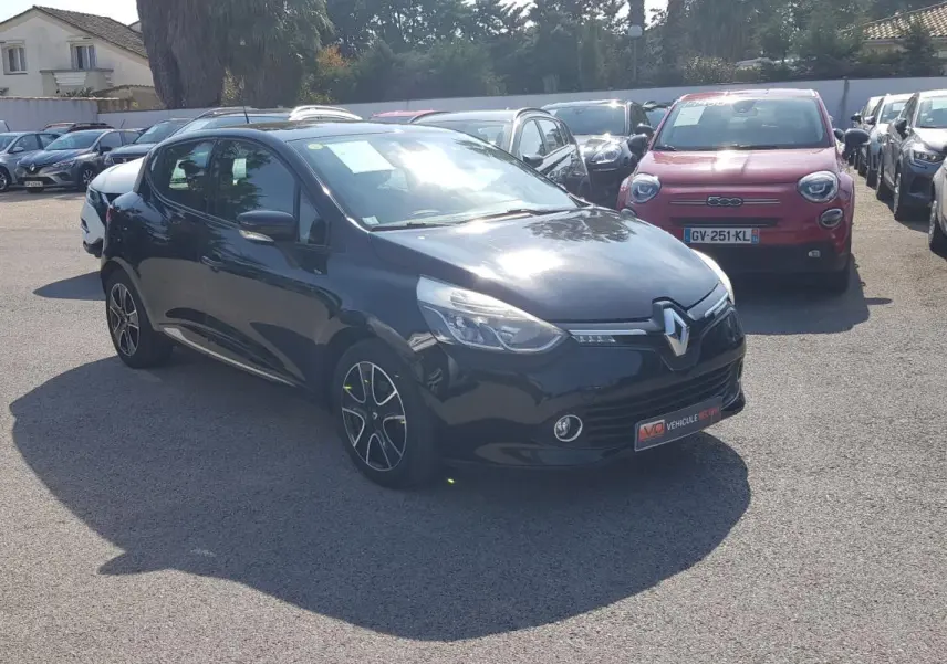 Renault Clio IV dCi 90 noir vue 3/4 avant droit, jantes alliage 16 pouces, stationnée en extérieur.
