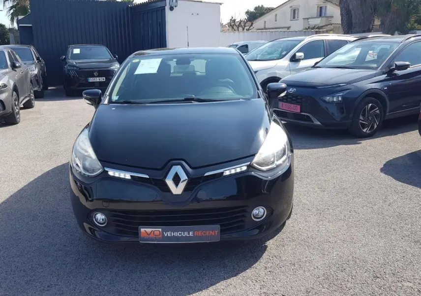 Renault Clio IV dCi 90 eco2 Intens noire vue de face, avec feux diurnes LED et antibrouillard visibles.