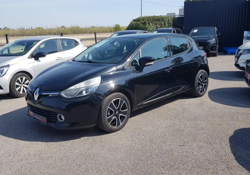 Renault Clio IV dCi 90 noir vue 3/4 avant avec jantes alliage 16 pouces sur parking extérieur.