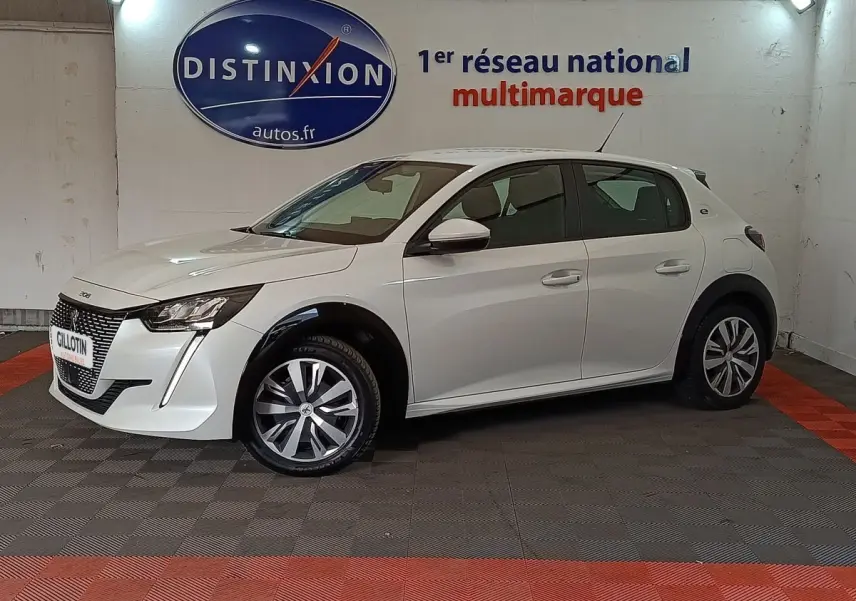 Peugeot 208 électrique blanche vue de profil côté gauche, avec jantes spécifiques et feux LED distinctifs.