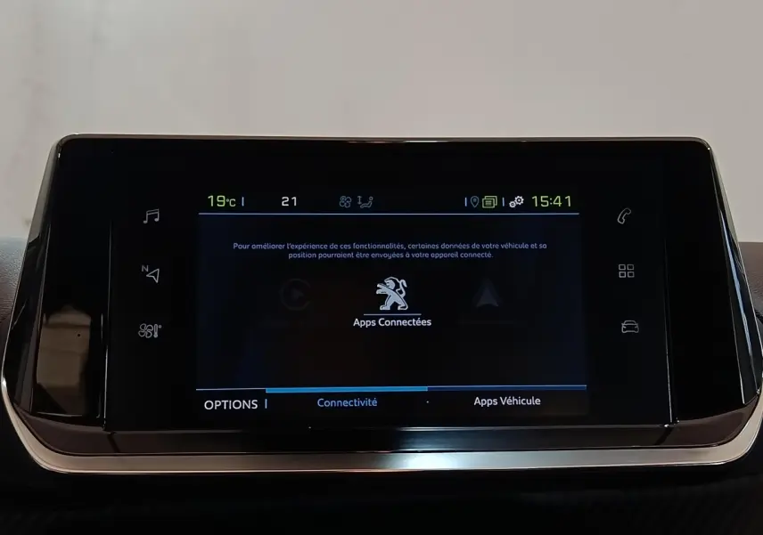 Écran tactile central de la Peugeot 208 électrique Active Business 2020 affichant les options de connectivité.