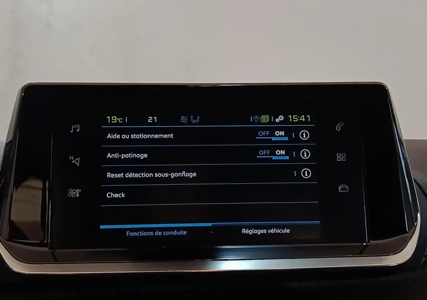 Écran tactile central de la Peugeot 208 électrique Active Business affichant les réglages d’aide à la conduite.