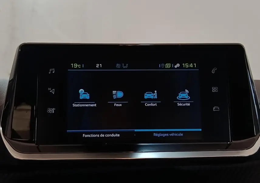 Écran tactile central de la Peugeot 208 électrique Active Business affichant les réglages de conduite et sécurité.