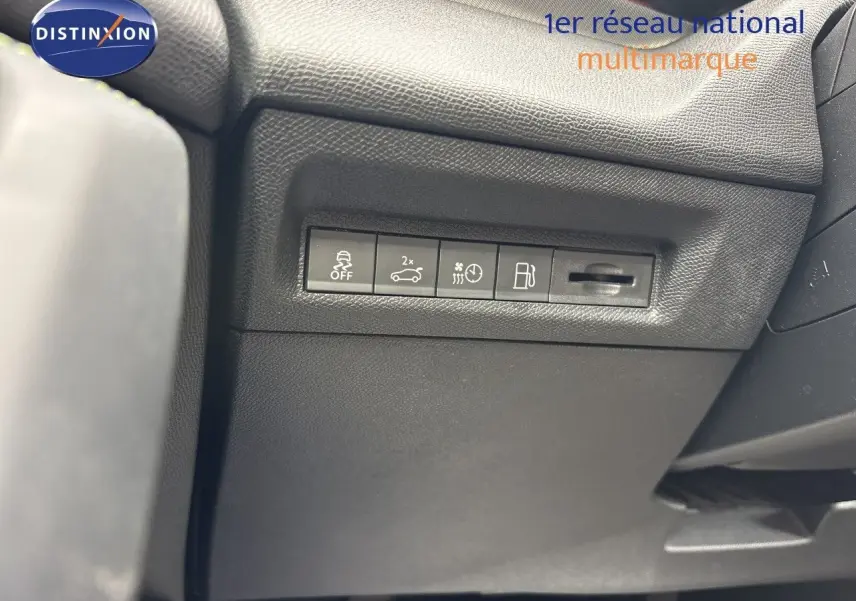 Vue intérieure du tableau de bord côté gauche avec les commandes d'assistance et réglages sur Peugeot 308 SW hybride blanc nacré.