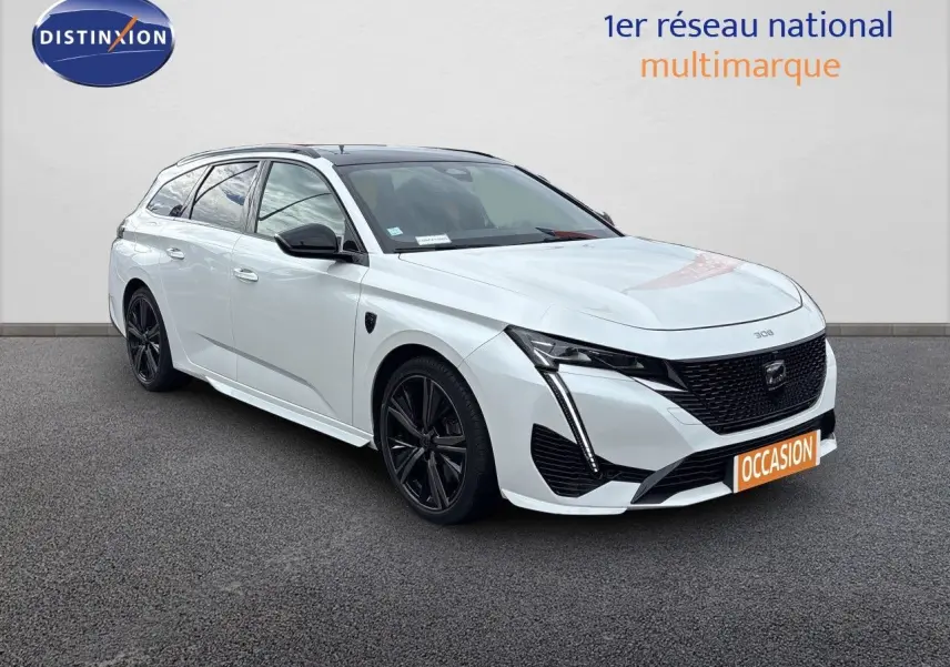 Peugeot 308 SW hybride blanc nacré métal vue 3/4 avant droit avec jantes noires et calandre noire distinctive.