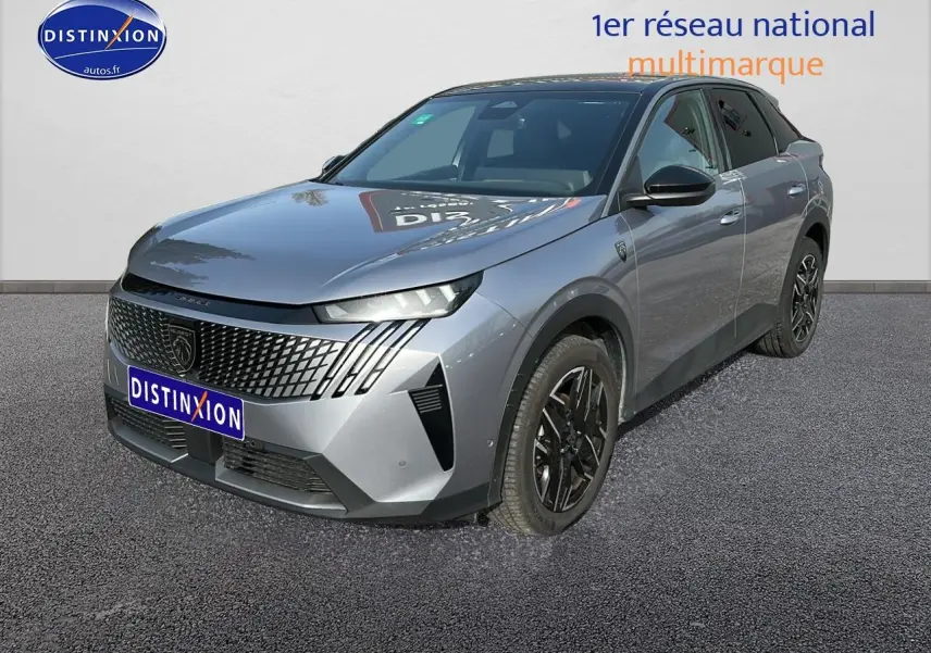 Peugeot 3008 gris Artense vue 3/4 avant droit, avec calandre distinctive et jantes noires.