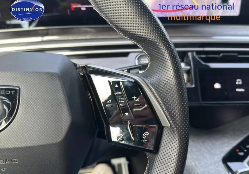 Gros plan sur le volant cuir perforé du Peugeot 3008 gris Artense, avec commandes multifonctions visibles à droite.
