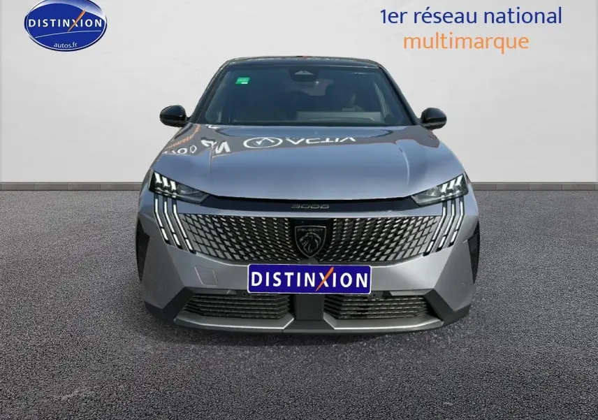 Vue frontale du Peugeot 3008 gris Artense avec calandre distinctive et phares LED en forme de griffes.