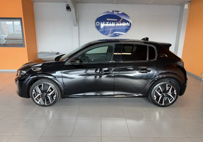 Peugeot 208 Hybrid 145 GT noir perla vue de profil côté gauche, jantes alliage 17 pouces bicolores et vitres surteintées.