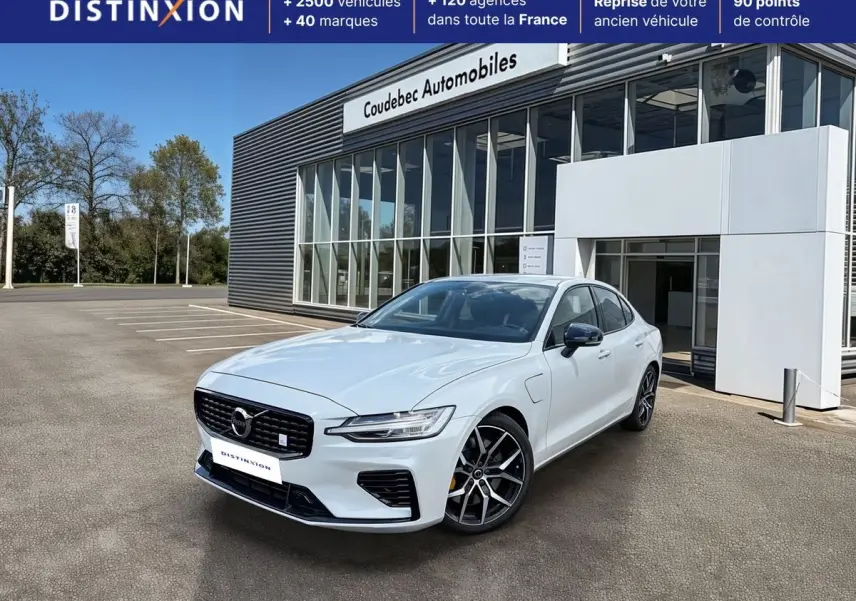 Volvo S60 T8 blanche vue 3/4 avant droit, calandre noire brillante et jantes alliage 19 pouces style Y noir diamant.