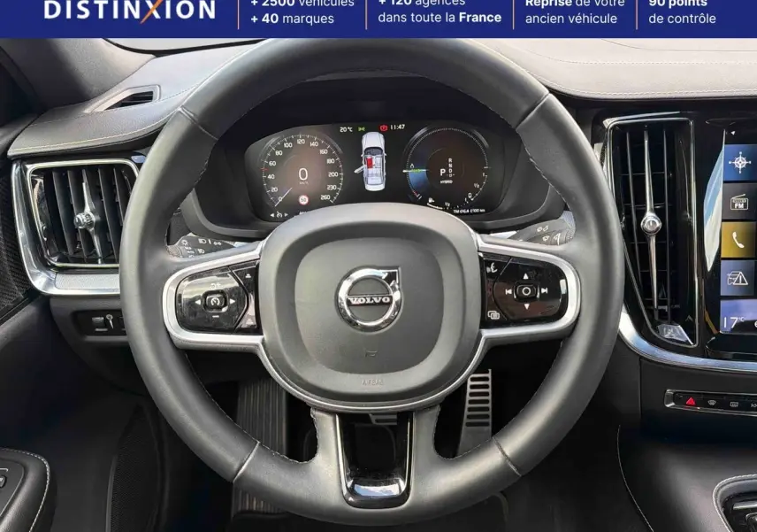 Vue centrée sur le volant noir de la Volvo S60 2021 avec tableau de bord digital et écran tactile latéral.