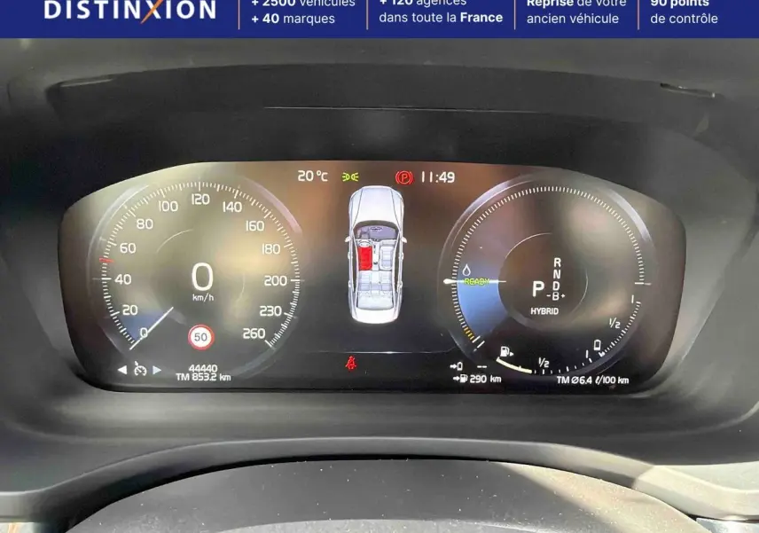 Vue rapprochée du combiné d'instruments digital du tableau de bord du Volvo S60 T8 hybride, affichant la vitesse à 0 km/h et l'état des portes.