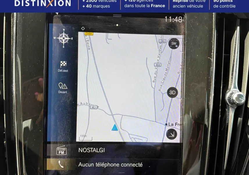 Écran tactile central du système de navigation Volvo S60 T8 blanc, affichant une carte et options GPS.