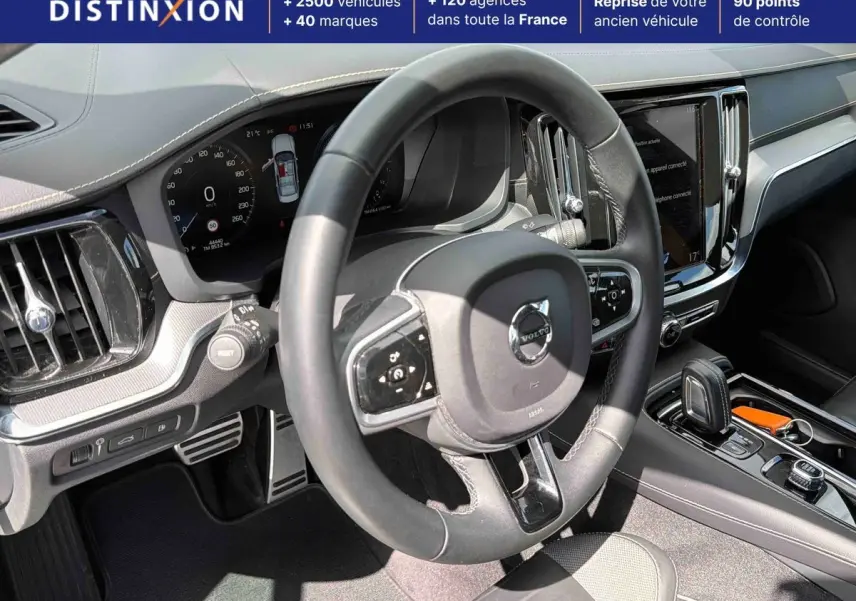 Intérieur de Volvo S60 T8 2021 vu côté conducteur, volant cuir noir et tableau de bord digital.