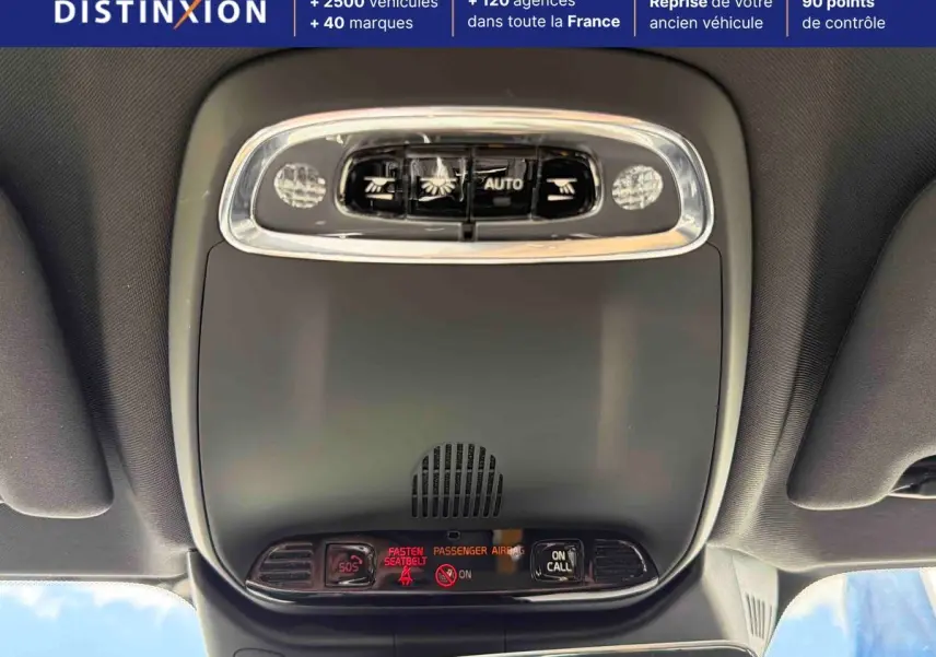 Vue intérieure du plafonnier avant du Volvo S60 blanc 2021, avec commandes d’éclairage et affichage digital.