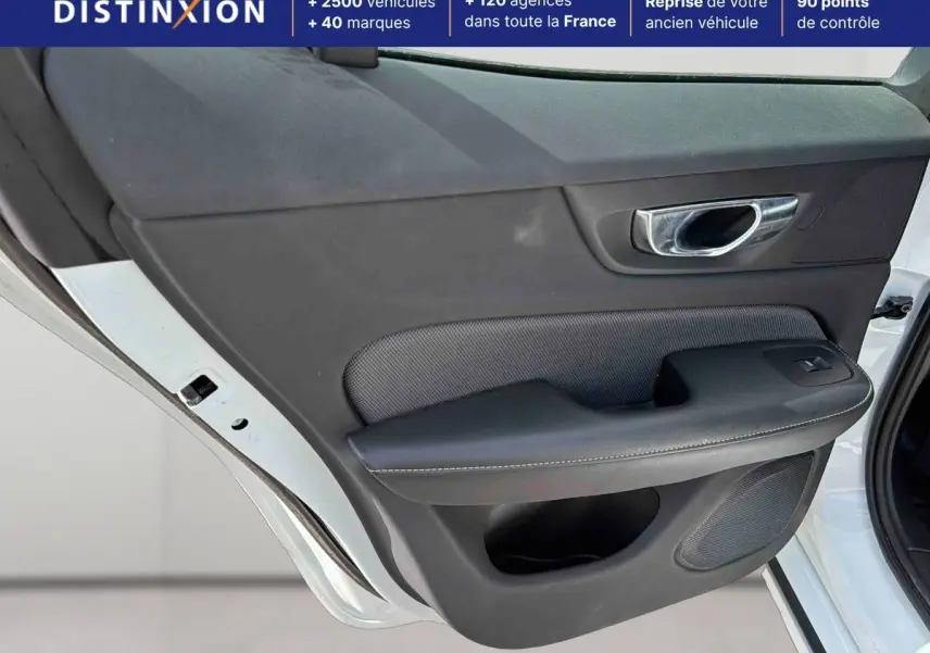 Gros plan sur la porte arrière gauche blanche d'une Volvo S60 T8, avec garniture noire et poignée chromée.