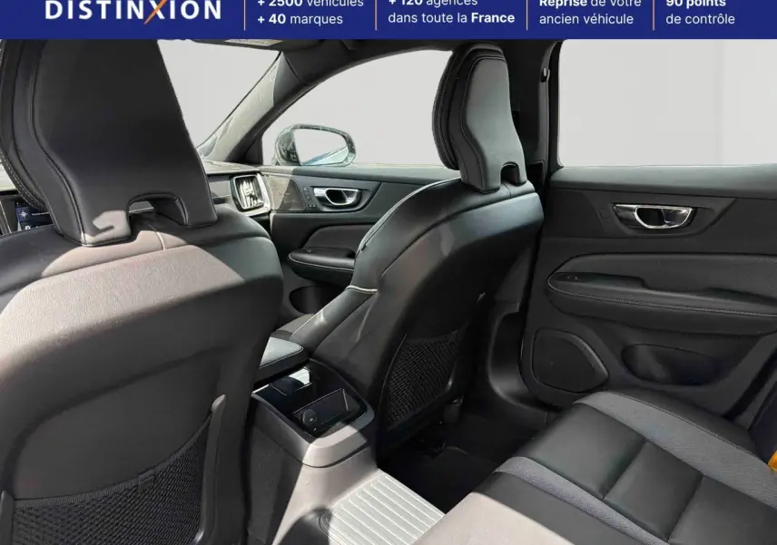 Vue intérieure arrière droite du Volvo S60 T8 2021, montrant les sièges en cuir anthracite et les finitions noires.