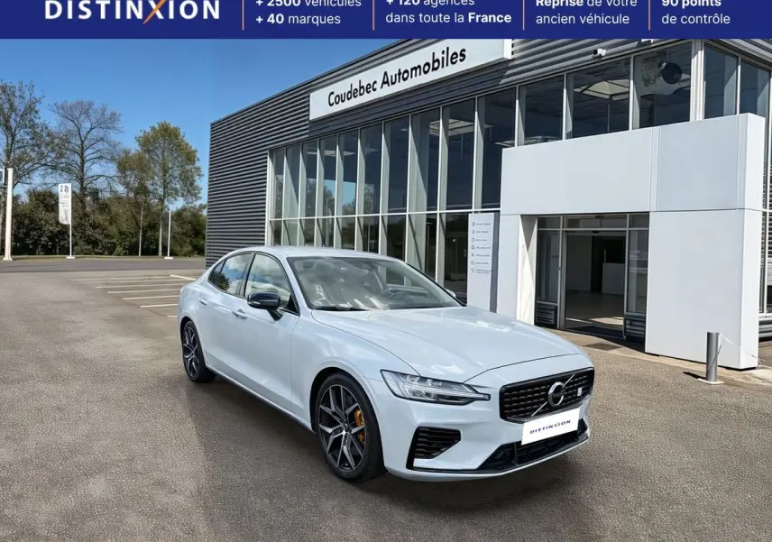 Vue 3/4 avant droite d'une Volvo S60 blanche avec calandre noire brillante et jantes alliage 19 pouces style Y noir/diamant.
