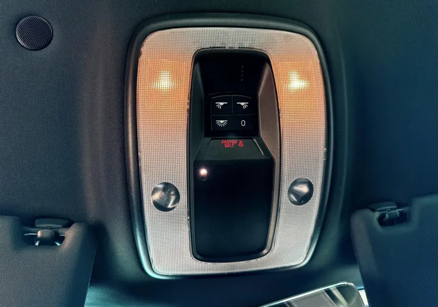 Plafonnier intérieur avec éclairage et avertissement ceinture du Volvo XC60 gris D4 2016, vue de dessous.