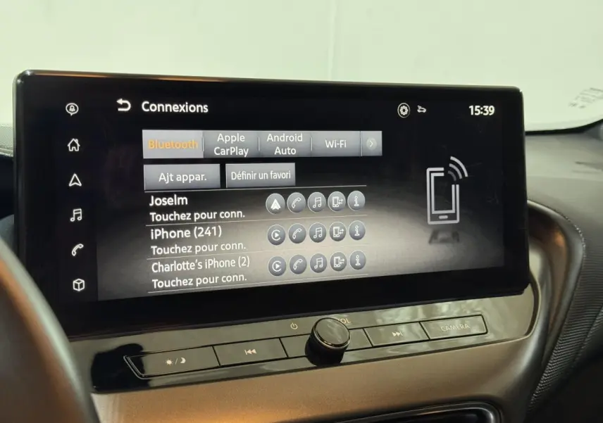 Écran tactile central affichant les connexions Bluetooth et Apple CarPlay dans le Nissan Juke 2025.
