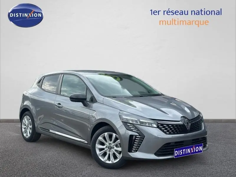 Renault Clio gris en 3/4 avant droit, avec calandre moderne et feux LED distinctifs, sur fond neutre.