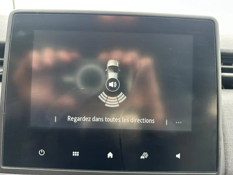 Écran tactile intérieur de la Renault Clio 2025 affichant l'alerte de surveillance des angles morts.
