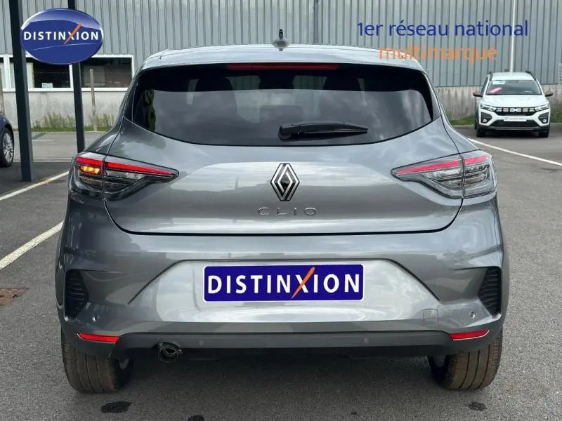 Vue arrière d'une Renault Clio gris métallisé 2025 avec feux LED effilés et logo distinctif au centre du hayon.