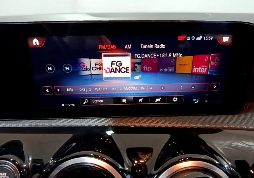 Écran tactile central affichant la radio numérique dans l’habitacle noir brillant d’une Mercedes Classe A 250 e Business Line.
