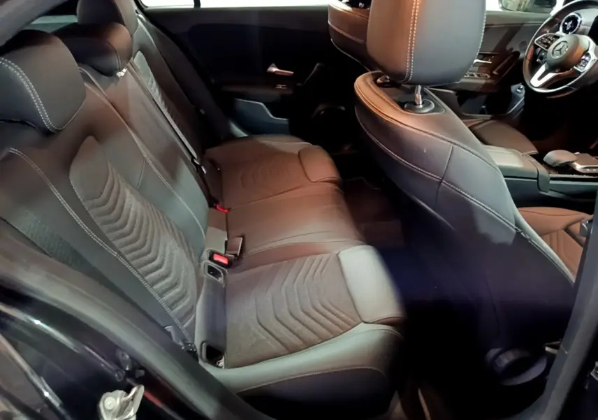 Vue intérieure côté gauche montrant la banquette arrière noire et les sièges avant de la Mercedes Classe A 250 e Business Line 2020.