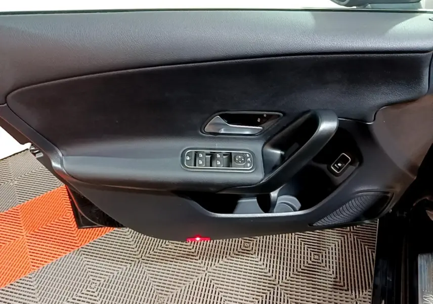 Vue rapprochée de la porte intérieure côté conducteur noire de la Mercedes Classe A 250 e Business Line 2020.