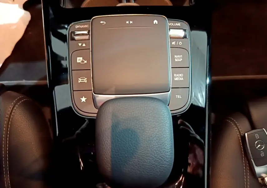 Vue rapprochée du pavé tactile central noir et des commandes autour dans l’habitacle d’une Mercedes Classe A A 250 e Business Line.