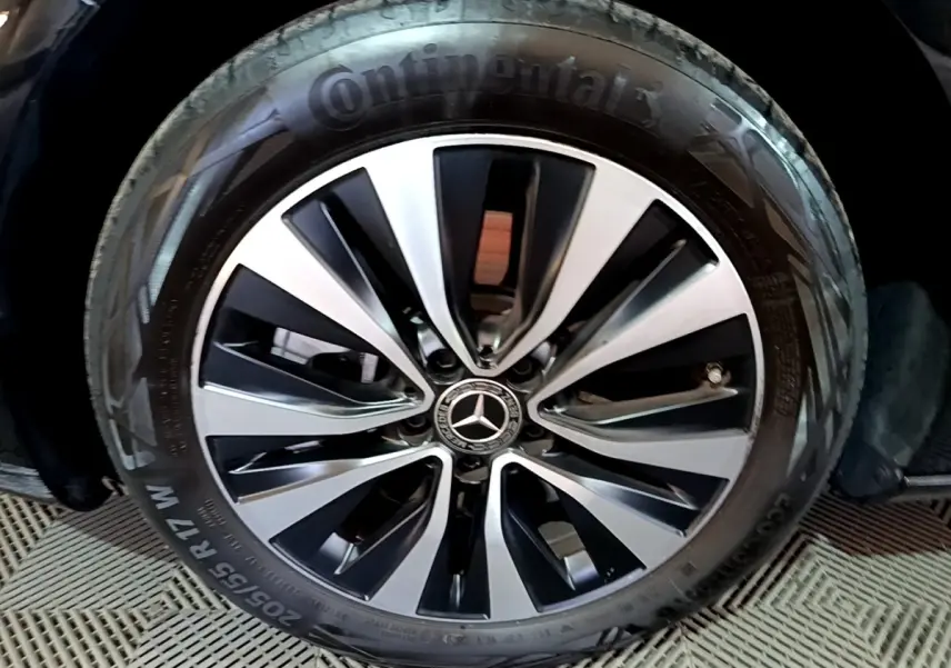 Gros plan sur la jante alliage bicolore et pneu Continental d’une Mercedes Classe A noire.