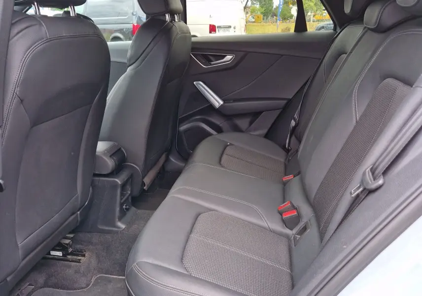 Vue intérieure côté droit des sièges arrière en cuir noir de l'Audi Q2 35 TFSI 2023 finition S line.