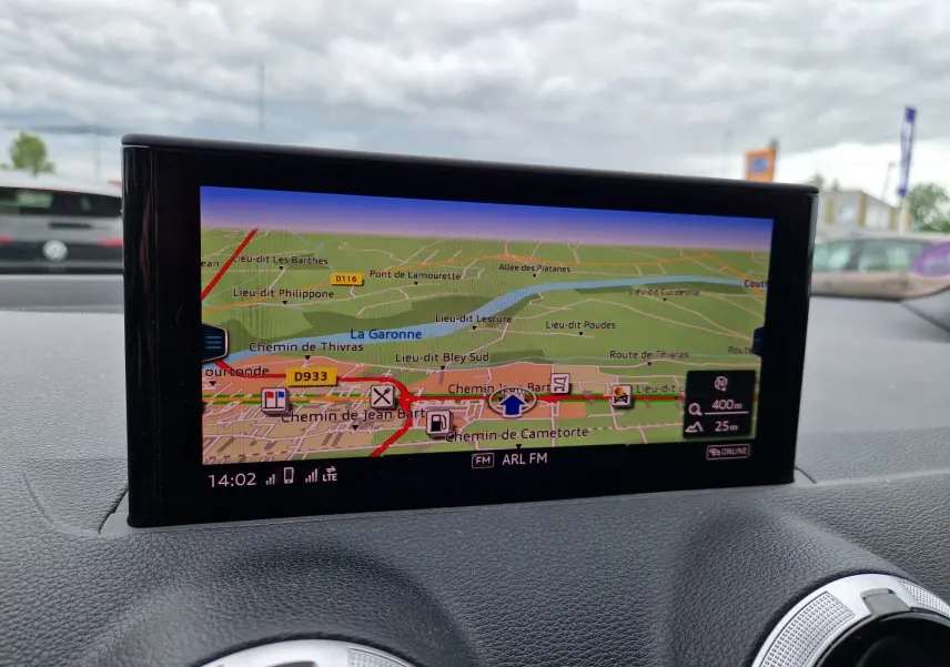 Écran de navigation MMI tactile dans l’habitacle d’un Audi Q2 35 TFSI gris flèche, vue intérieure frontale.