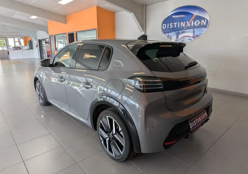 Vue 3/4 arrière droite d'une Peugeot 208 Hybrid 145 GT gris selenium avec jantes alliage 17 pouces et vitres surteintées.