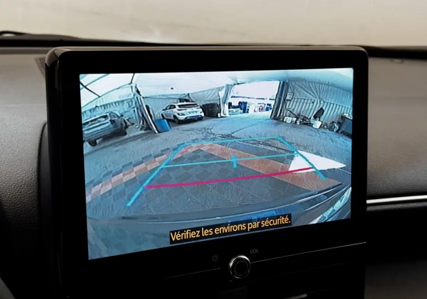 Écran tactile central montrant la caméra de recul du Toyota Yaris Cross 2026 dans un garage lumineux.