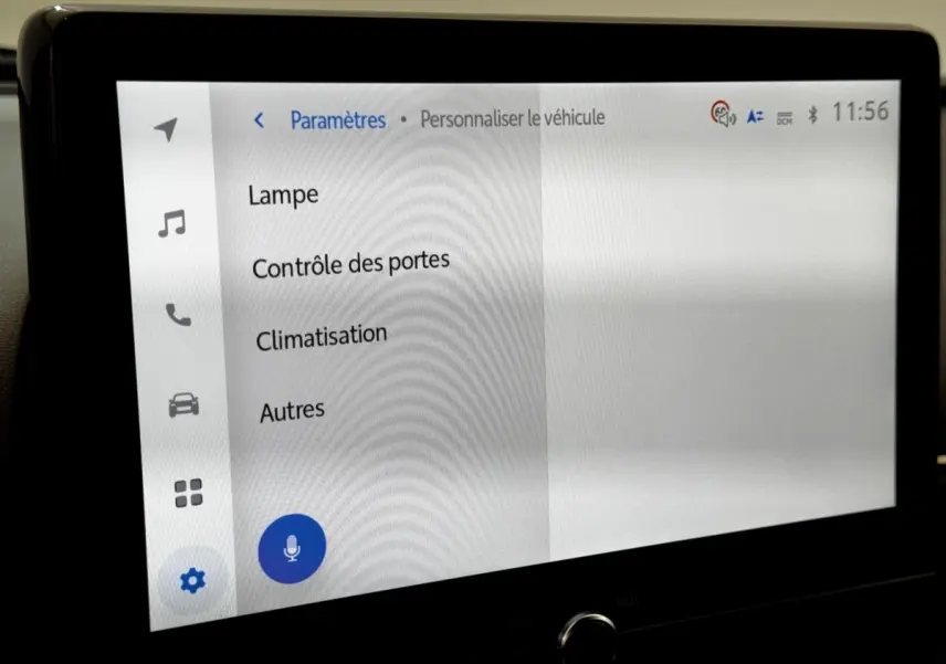 Écran tactile central de la Toyota Yaris Cross 2026 affichant le menu paramètres, vue rapprochée intérieure.