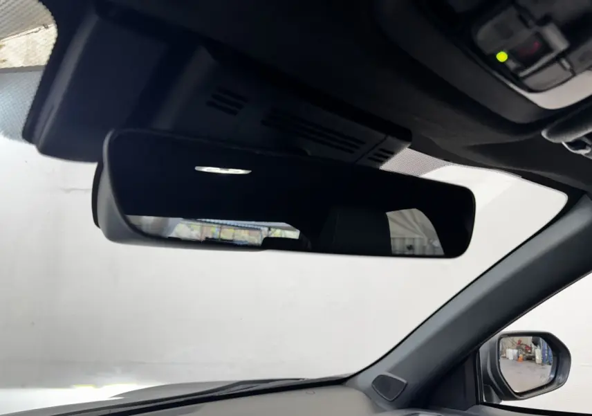 Vue intérieure du rétroviseur central et du côté droit de la cabine d'une Toyota Yaris Cross gris foncé 2026.
