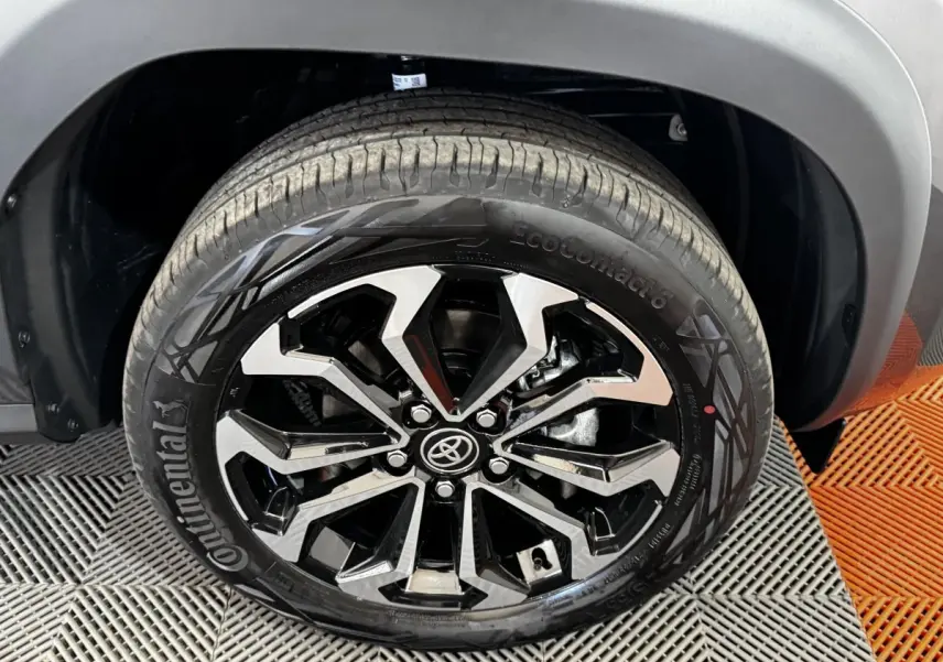 Gros plan sur la roue avant droite du Toyota Yaris Cross 2026, jante alliage noire et argentée, pneu Continental.