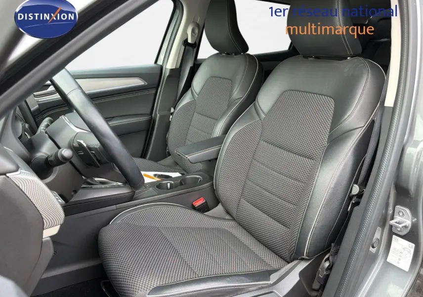 Vue intérieure côté conducteur de la Renault Arkana gris 2022, sièges en cuir noir avec surpiqûres contrastées.