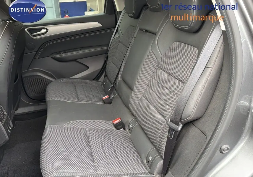 Vue côté droit de la banquette arrière en tissu et cuir noir du Renault Arkana gris 2022, avec ceinture de sécurité visible.